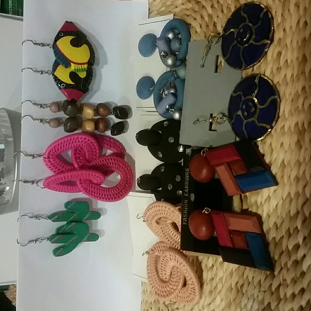 Lots of fashion earrings